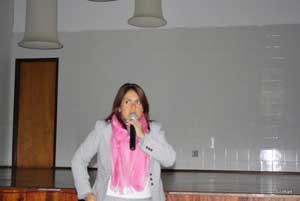 Dra. Scheila Lima da Secretaria da Saude do RS ao microfone, desenvolve sua apresentação. 